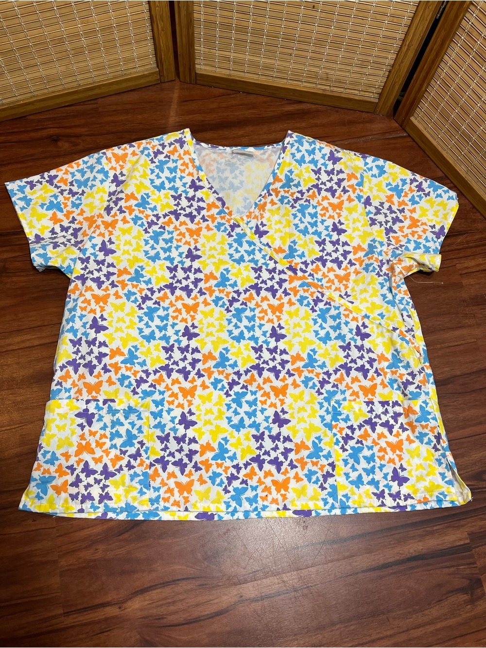 Amanda Scrubs Colorful Butterflies 
Size 3x
Front pockets
Gently used condition